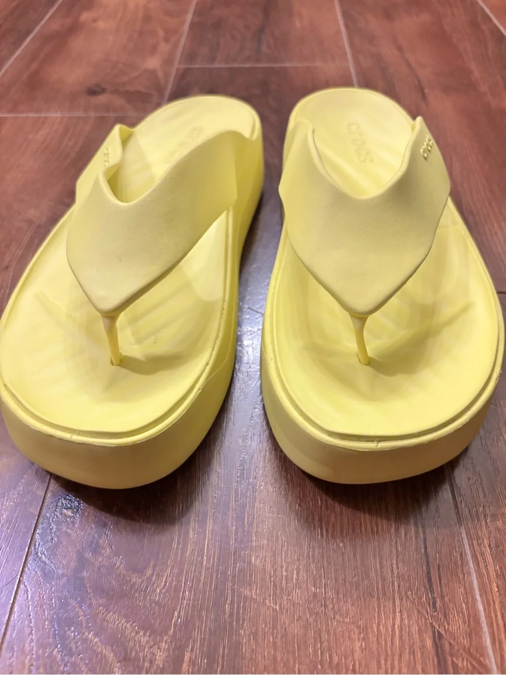 Crocs Getaway Platform Flip Flops Women’s 8 Acidity Neon Yellow Sandals W8